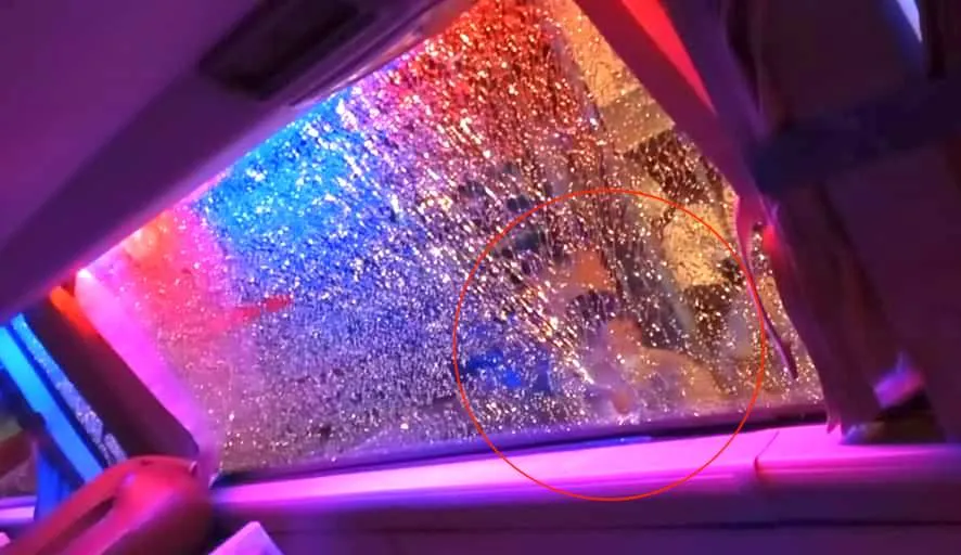 Các đối tượng ném đá làm hư hỏng kính của nhà xe Phúc Hải Các đối tượng ném đá làm hư hỏng kính của nhà xe Phúc Hải