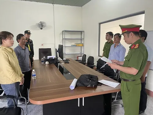 Cơ quan công an đang đọc lệnh bắt các đối tượng. Ảnh: Công an tỉnh Đắk Lắk