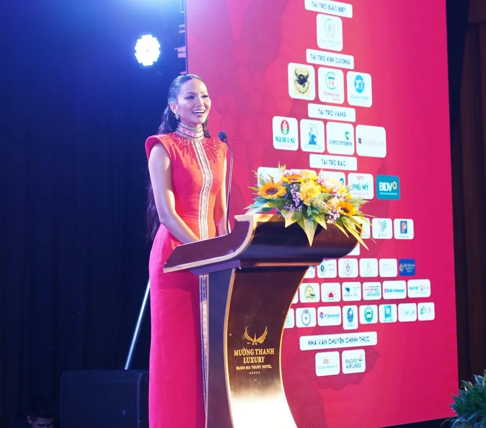 Hoa hậu H'Hen Niê tiếp tục làm đại sứ truyền thông cho Lễ hội cà phê Buôn Ma Thuột lần thứ 8 Hoa hậu H'Hen Niê tiếp tục làm đại sứ truyền thông cho Lễ hội cà phê Buôn Ma Thuột lần thứ 8