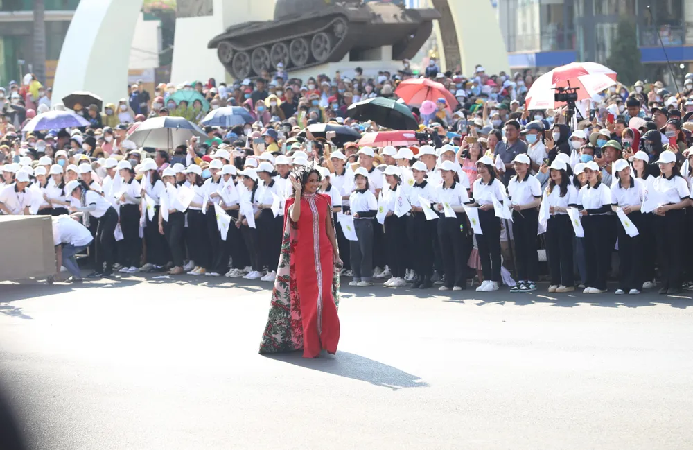 Hoa hậu H' Hen Niê biểu diễn tại Lễ hội đường phố Hoa hậu H' Hen Niê biểu diễn tại Lễ hội đường phố
