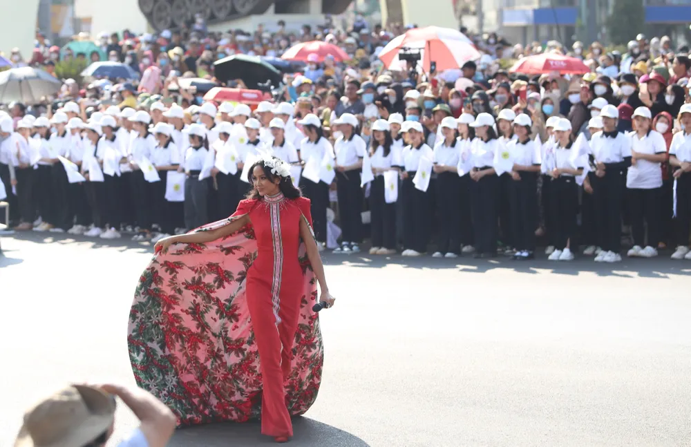 Tham gia Lễ hội có sự góp mặt của hoa hậu H’ Hen Niê (Đại sứ truyền thông Lễ hội Cà phê Buôn Ma Thuột lần thứ 8) Tham gia Lễ hội có sự góp mặt của hoa hậu H’ Hen Niê (Đại sứ truyền thông Lễ hội Cà phê Buôn Ma Thuột lần thứ 8)