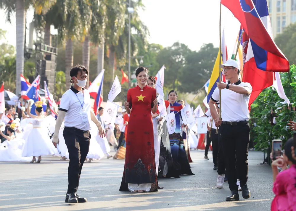 Đoàn diễu hành dân tộc các quốc gia trên thế giới đến tham dự Đoàn diễu hành dân tộc các quốc gia trên thế giới đến tham dự