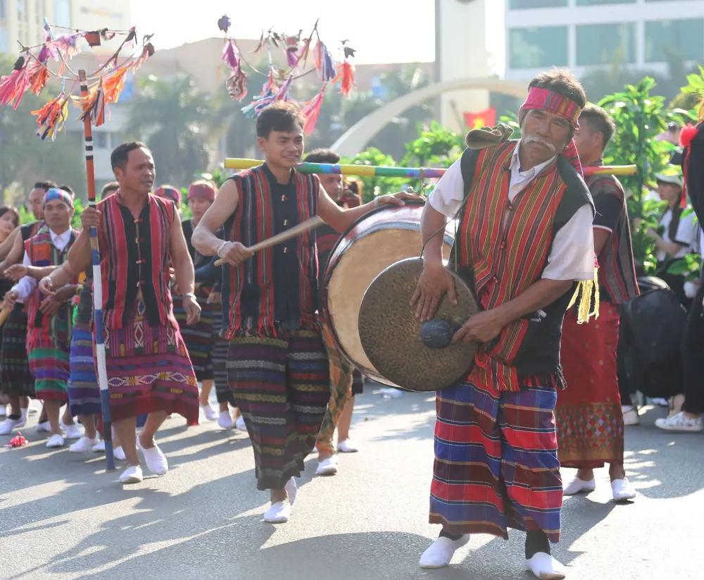 Các nghệ nhân biểu diễn cồng chiêng Các nghệ nhân biểu diễn cồng chiêng