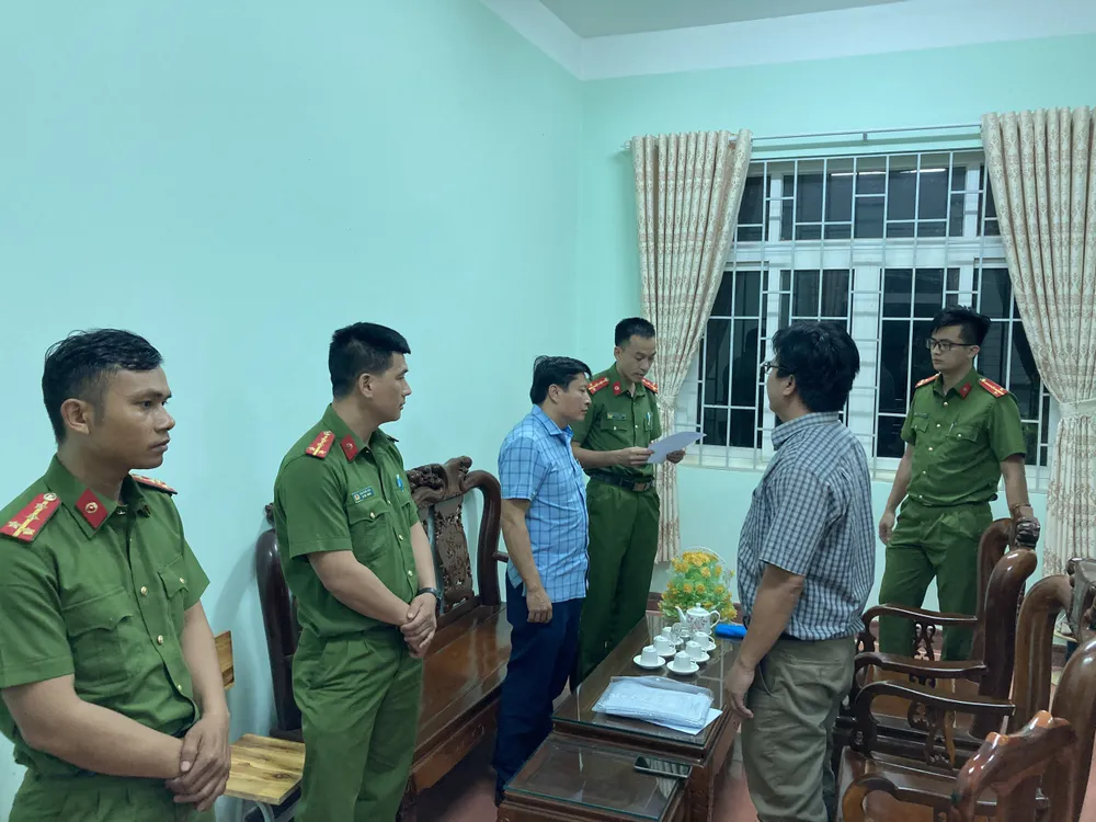 Cơ quan công an đã ra quyết định khởi tố vụ án, khởi tố bị can và ra lệnh tạm giam đối với ông Nguyễn Phi Hùng (áo xanh bên trái)