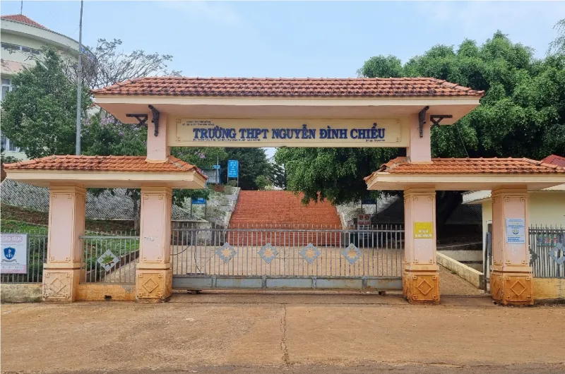 Trường THPT Nguyễn Đình Chiểu, nơi ông Hùng công tác Trường THPT Nguyễn Đình Chiểu, nơi ông Hùng công tác