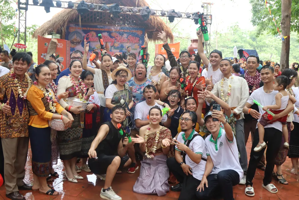 Du khách cùng tham gia lễ hội té nước mong điều may mắn trong năm mới Du khách cùng tham gia lễ hội té nước mong điều may mắn trong năm mới