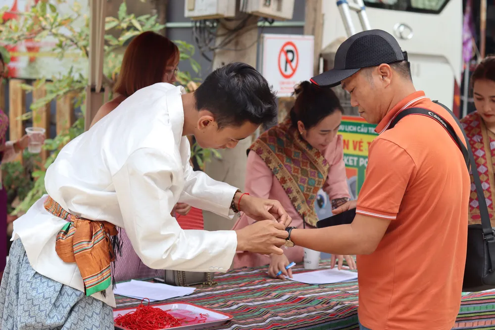 Du khách được buộc chỉ tay cầu chúc mọi điều may mắn trong năm mới Du khách được buộc chỉ tay cầu chúc mọi điều may mắn trong năm mới