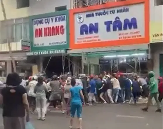 Rất nhiều người cố gắng khiêng cây cổ thụ lên để cứu nạn nhân