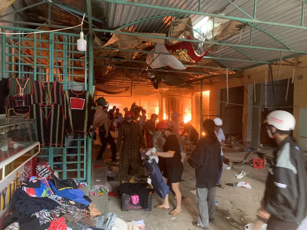 Người dân sơ tán tài sản trong đám cháy