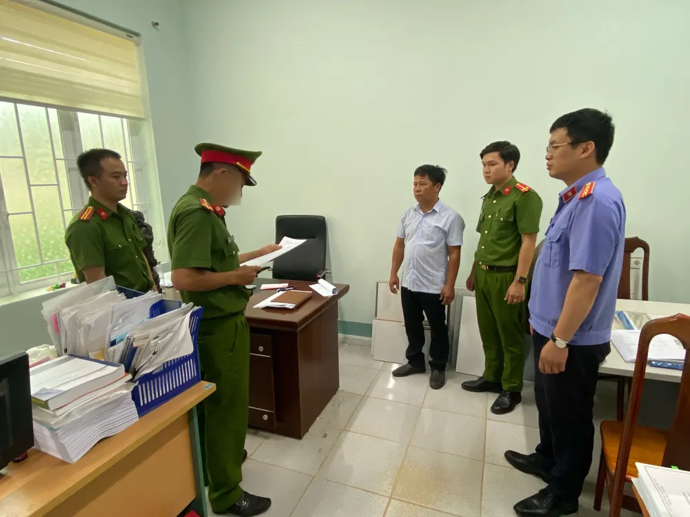 Cơ quan công an tống đạt các quyết định khởi tố đối với các bị can trong vụ án Cơ quan công an tống đạt các quyết định khởi tố đối với các bị can trong vụ án