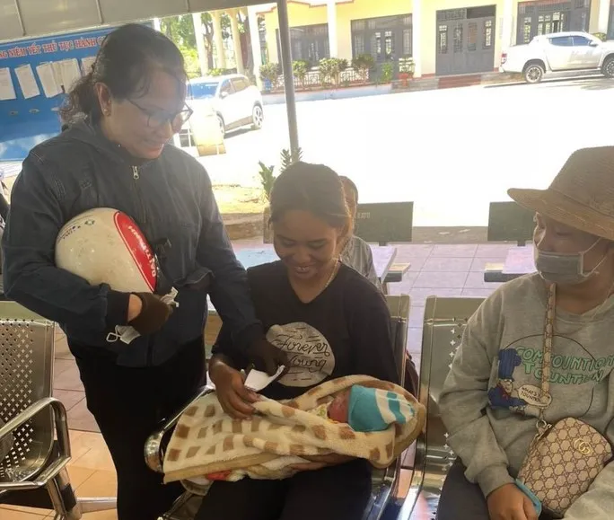 Người dân đang chăm sóc cho bé sơ sinh