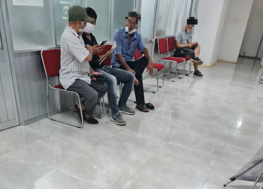 Được các &quot;cò&quot; khám sức khỏe &quot;hỗ trợ&quot; nên PV trải qua quy trình khám sức khỏe chưa đầy 10 phút tại Phòng khám đa khoa Đất Việt