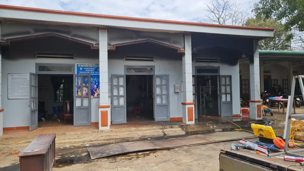Hiện trường UBND xã Ea Tiêu sau khi bị các đối tượng tấn công Hiện trường UBND xã Ea Tiêu sau khi bị các đối tượng tấn công