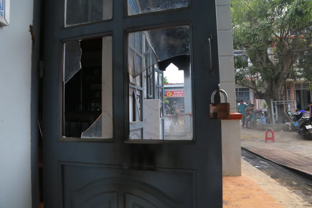 Cửa kính bị các đối tượng đập phá Cửa kính bị các đối tượng đập phá