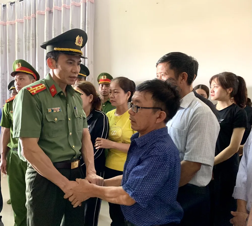 Đại diện Công an tỉnh Đắk Lắk động viên tinh thần người thân các liệt sĩ trước sự mất mát lớn