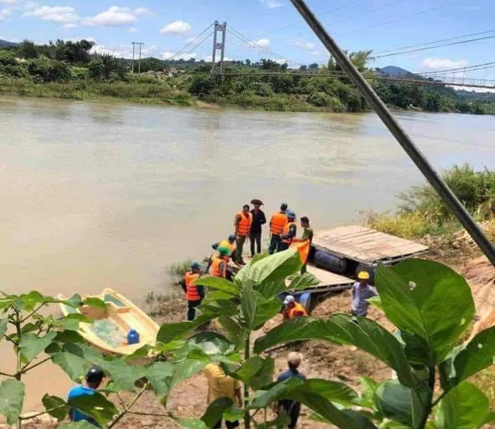 Lực lượng chức năng đang tìm kiếm nạn nhân Lực lượng chức năng đang tìm kiếm nạn nhân