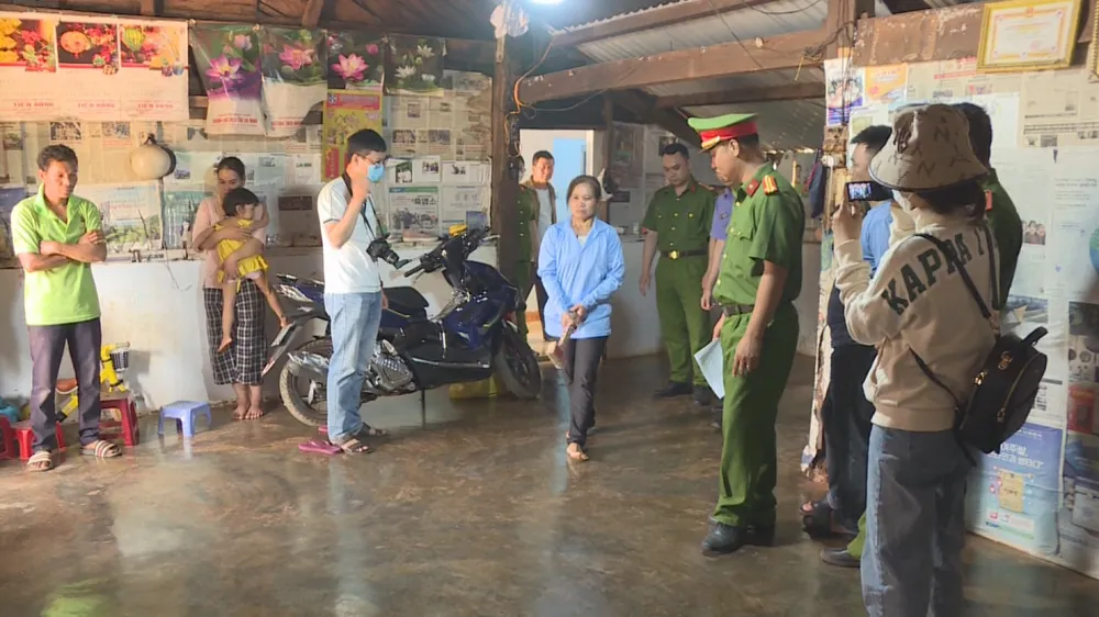 Lực lượng chức năng đang thực nghiệm hiện trường vụ án Lực lượng chức năng đang thực nghiệm hiện trường vụ án