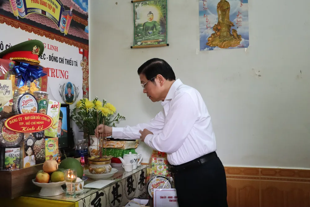 Trưởng ban Nội chính Trung ương Phan Đình Trạc thắp nhang tưởng nhớ liệt sĩ Hoàng Trung