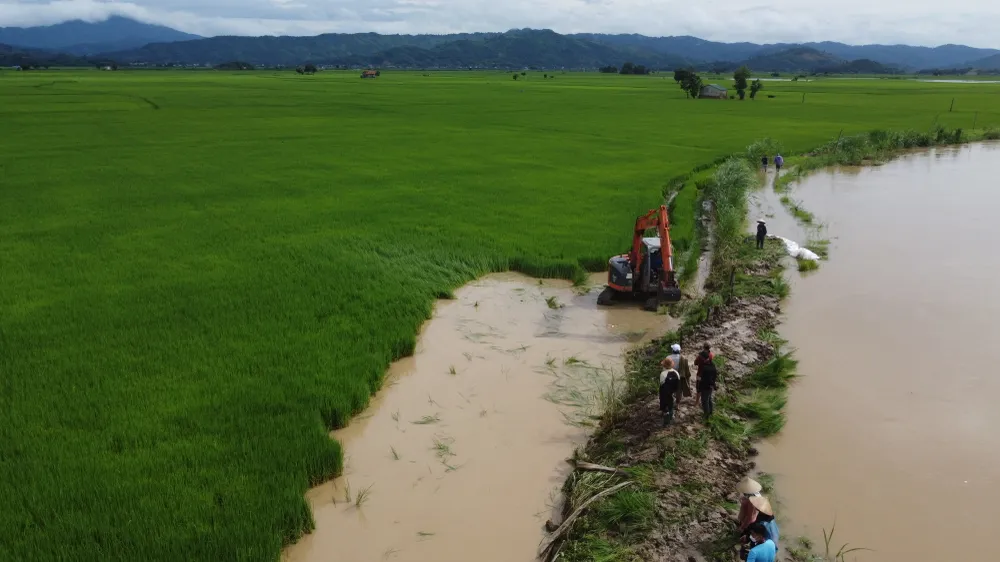 Một đoạn đê bao cánh đồng Mê Linh 2, xã Buôn Triết bị vỡ đang được khắc phục Một đoạn đê bao cánh đồng Mê Linh 2, xã Buôn Triết bị vỡ đang được khắc phục