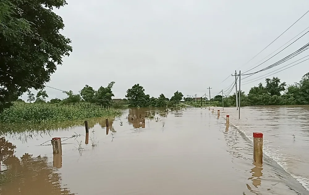 Nhiều tuyến đường ở huyện Ea Súp bị nước chia cắt