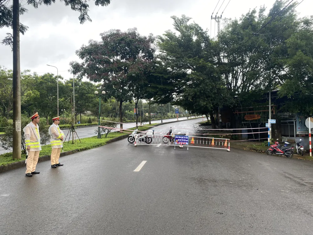 Lực lượng chức năng phân luồng giao thông, cấm các phương tiện đi vào khu vực nguy cơ bị sạt lở.