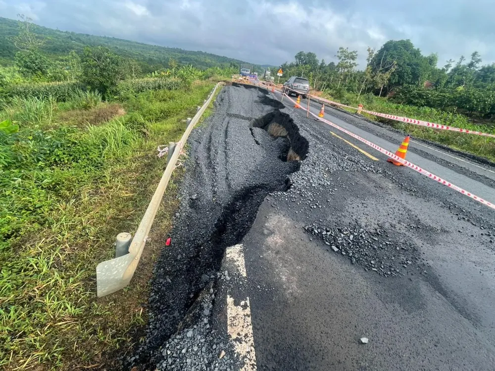 Sạt lở nghiêm trọng tại dự án đường tránh trung tâm thị trấn Ea Drăng