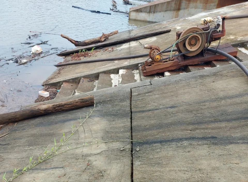 Vệt nứt tại hồ thủy lợi Đắk N'Ting Vệt nứt tại hồ thủy lợi Đắk N'Ting