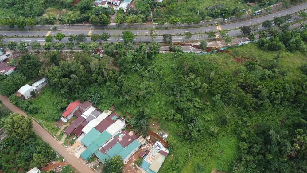 Bên dưới khu vực sạt sụt lún có rất nhiều nhà dân Bên dưới khu vực sạt sụt lún có rất nhiều nhà dân