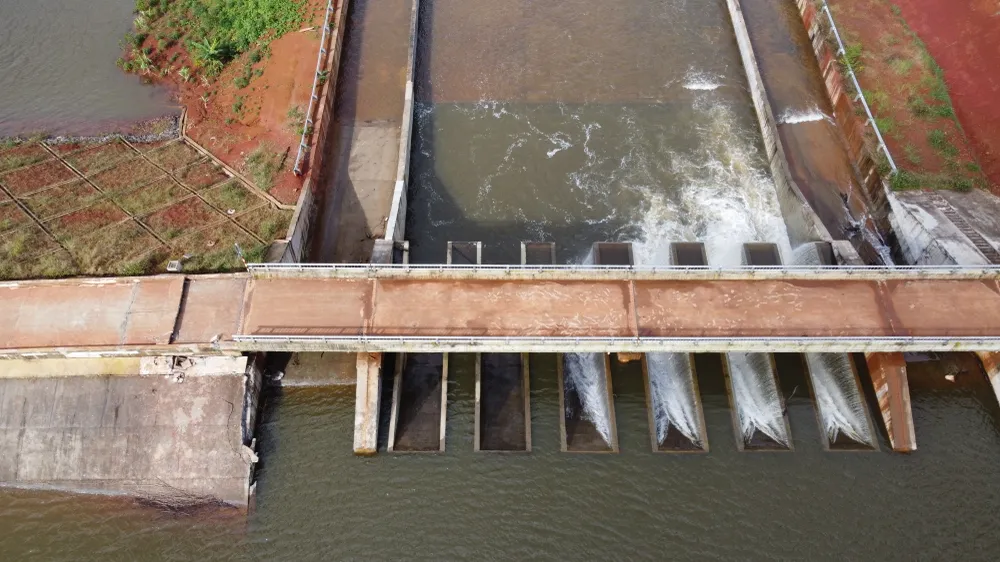 Ngành chức năng đã mở toàn bộ cửa xả để tháo nước trong đập