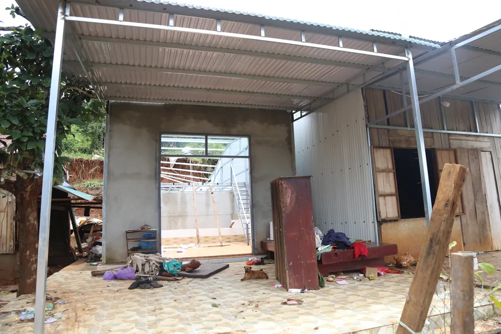 Nhà một hộ dân tại khu vực bị hư hỏng nghiêm trọng Bên dưới khu vực sạt sụt lún có rất nhiều nhà dân Nhà một hộ dân tại khu vực bị hư hỏng nghiêm trọng Bên dưới khu vực sạt sụt lún có rất nhiều nhà dân