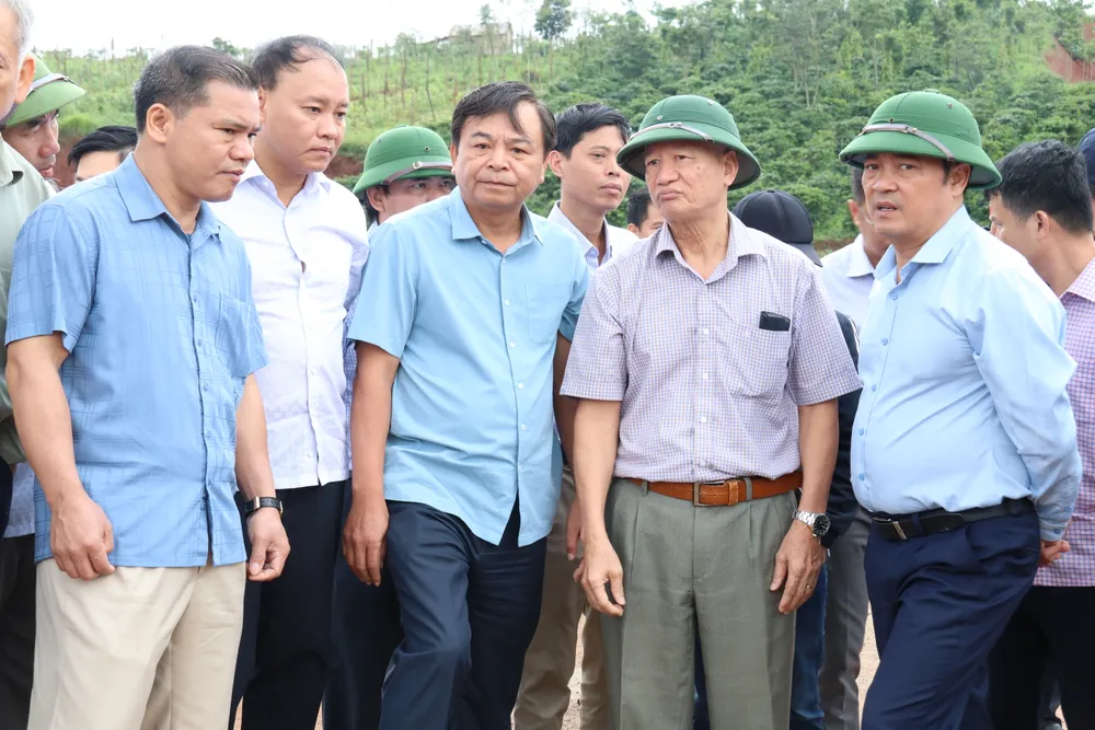 Thứ trưởng Bộ NN-PTNT Nguyễn Hoàng Hiệp (áo xanh, đứng giữa) cùng đoàn công tác kiểm tra đập thủy lợi Đắk N'Ting
