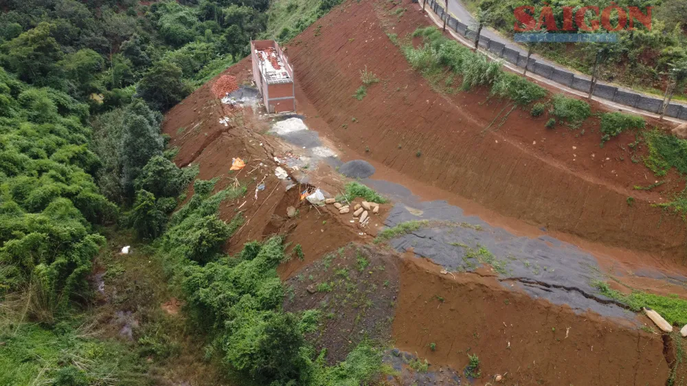 Tại công trình trái phép của ông Phúc xuất hiện nhiều điểm nứt gãy, sụt lún