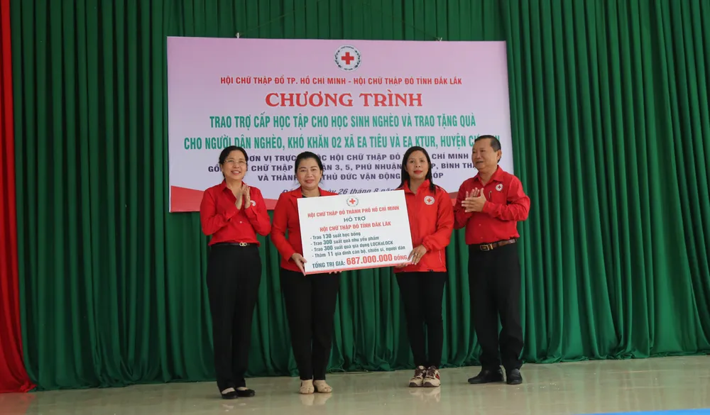 Đại diện Hội Chữ thập đỏ TPHCM trao tặng gần 1.000 suất quà cho người dân tỉnh Đắk Lắk Đại diện Hội Chữ thập đỏ TPHCM trao tặng gần 1.000 suất quà cho người dân tỉnh Đắk Lắk