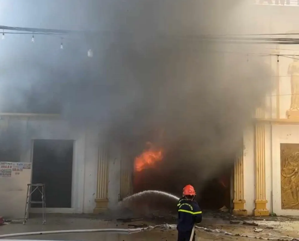 Lực lượng chức năng đang tích cực chữa cháy