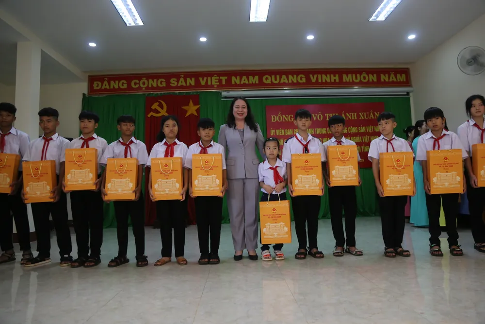 Phó Chủ tịch nước Võ Thị Ánh Xuân tặng quà cho trẻ em tại Trung tâm Bảo trợ xã hội Đắk Lắk Phó Chủ tịch nước Võ Thị Ánh Xuân tặng quà cho trẻ em tại Trung tâm Bảo trợ xã hội Đắk Lắk