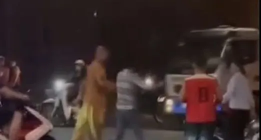 Ông T. gây gổ, đánh nhau với người đi đường