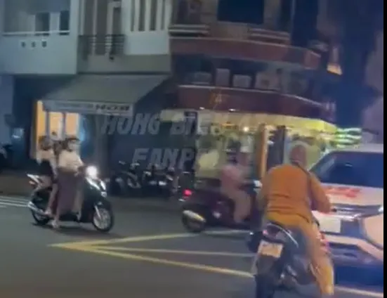 Ông T. không đội mũ bảo hiểm, điều khiển xe máy chặn ô tô đi đường