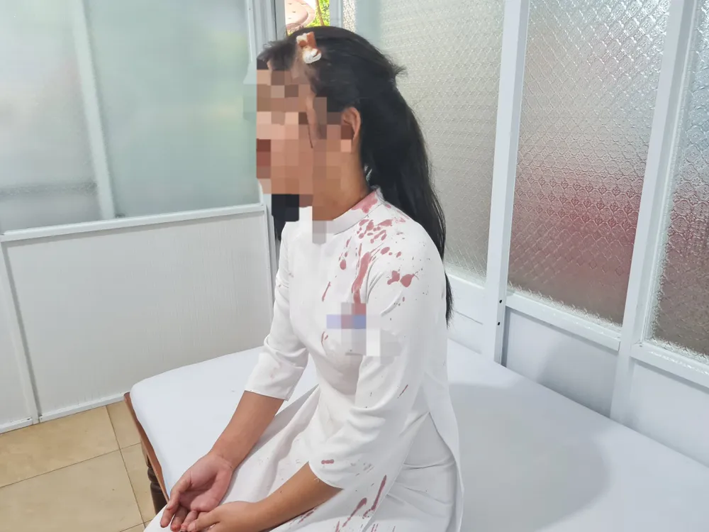 Chiếc áo dài của em M.T. bê bết máu