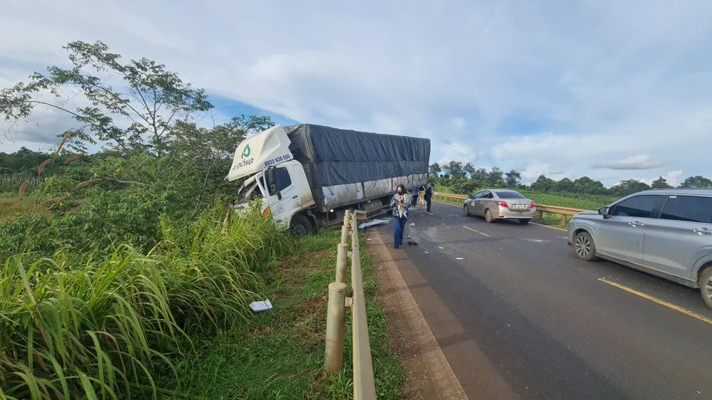 Chiếc xe tải tông vào lan can đường bên trái sau cú va chạm Chiếc xe tải tông vào lan can đường bên trái sau cú va chạm