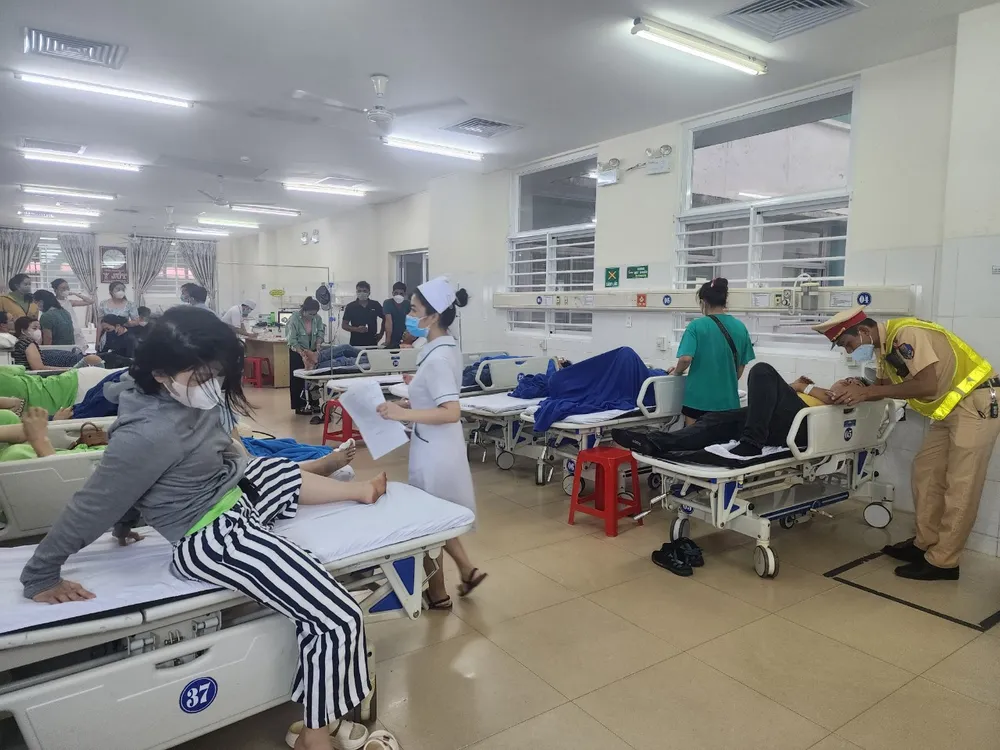 Các nạn nhân đang được cấp cứu tại Bệnh viện Thiện Hạnh Các nạn nhân đang được cấp cứu tại Bệnh viện Thiện Hạnh