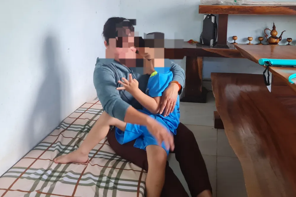 Hiện cháu bé đang được một cán bộ xã Hòa Xuân đưa về chăm sóc