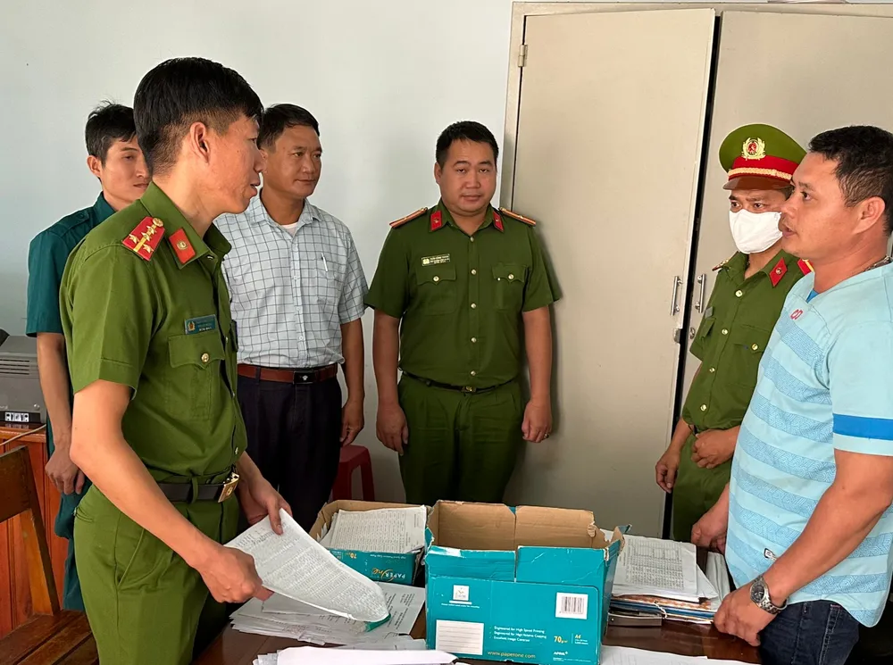 Trung (áo thun xanh) bị cơ quan công an bắt giữ về hành vi lừa đảo chiếm đoạt tài sản Trung (áo thun xanh) bị cơ quan công an bắt giữ về hành vi lừa đảo chiếm đoạt tài sản