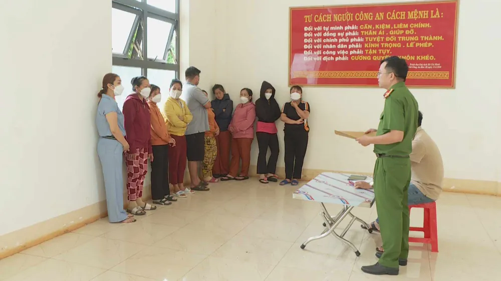 Lực lượng công an lấy lời khai các đối tượng