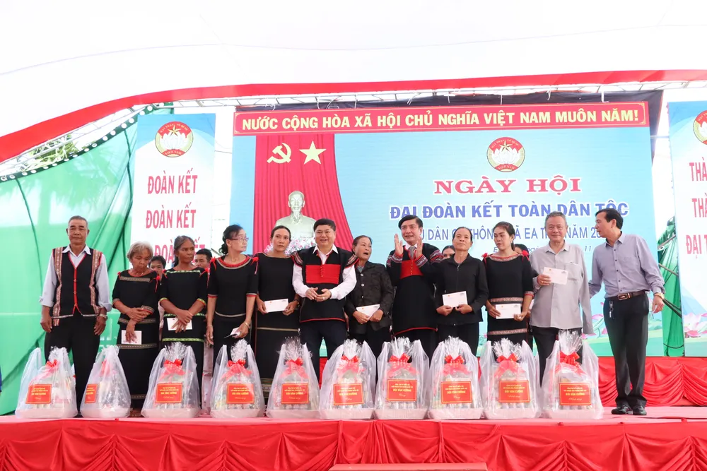 Tổng thư ký Quốc hội Bùi Văn Cường tặng quà cho gia đình hộ nghèo, gia đình chính sách trên địa bàn Tổng thư ký Quốc hội Bùi Văn Cường tặng quà cho gia đình hộ nghèo, gia đình chính sách trên địa bàn