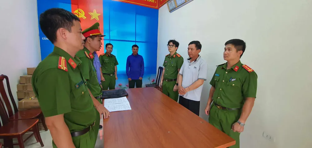 Cơ quan công an tống đạt các quyết định khởi tố và lệnh bắt tạm giam đối với Hùng