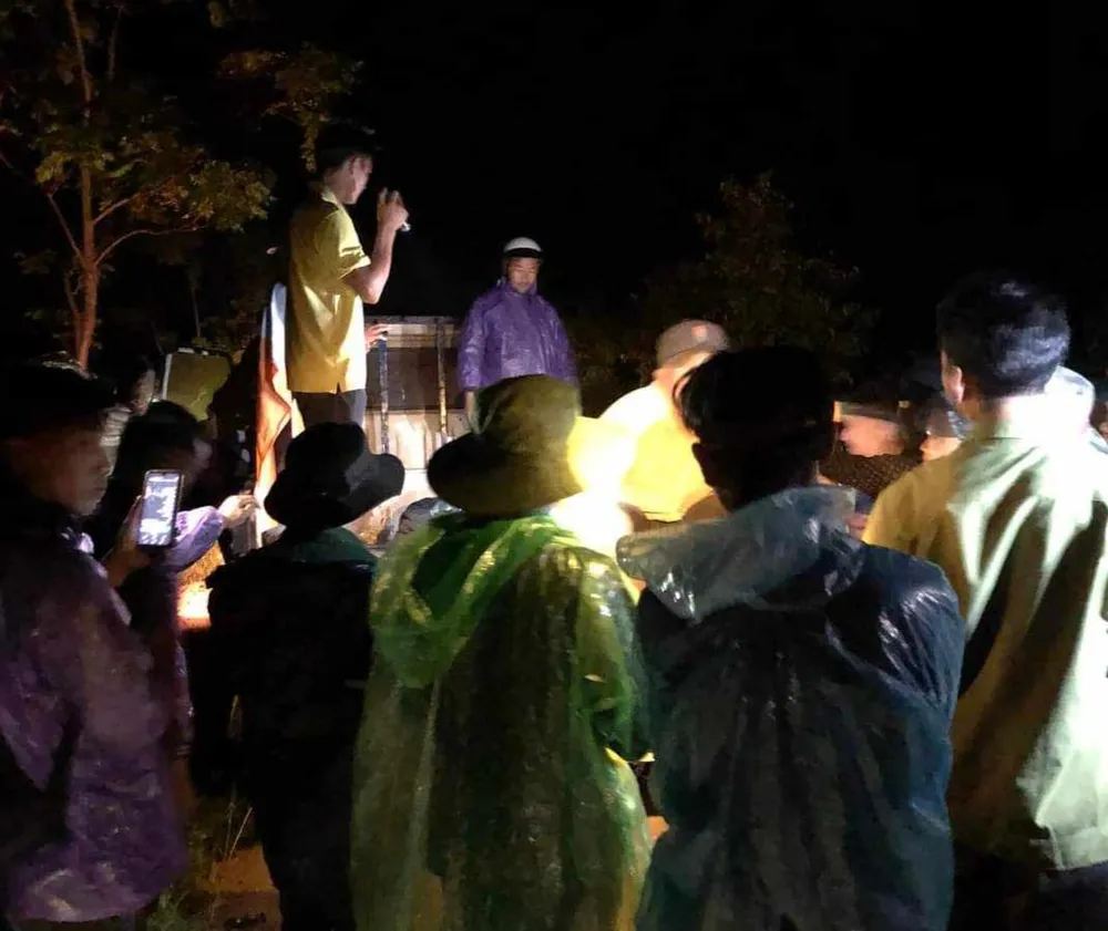 Người dân đang đưa các nạn nhân trong vụ tai nạn ra khỏi rừng Người dân đang đưa các nạn nhân trong vụ tai nạn ra khỏi rừng