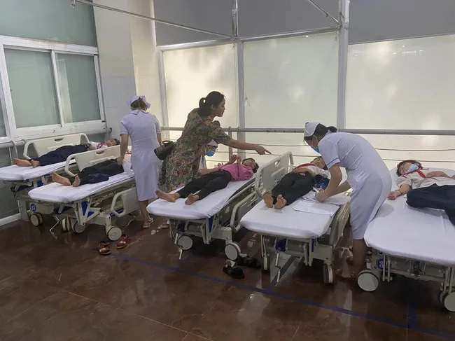 Các học sinh lớp 5B nhập viện nghi do ngộ độc trà sữa Các học sinh lớp 5B nhập viện nghi do ngộ độc trà sữa