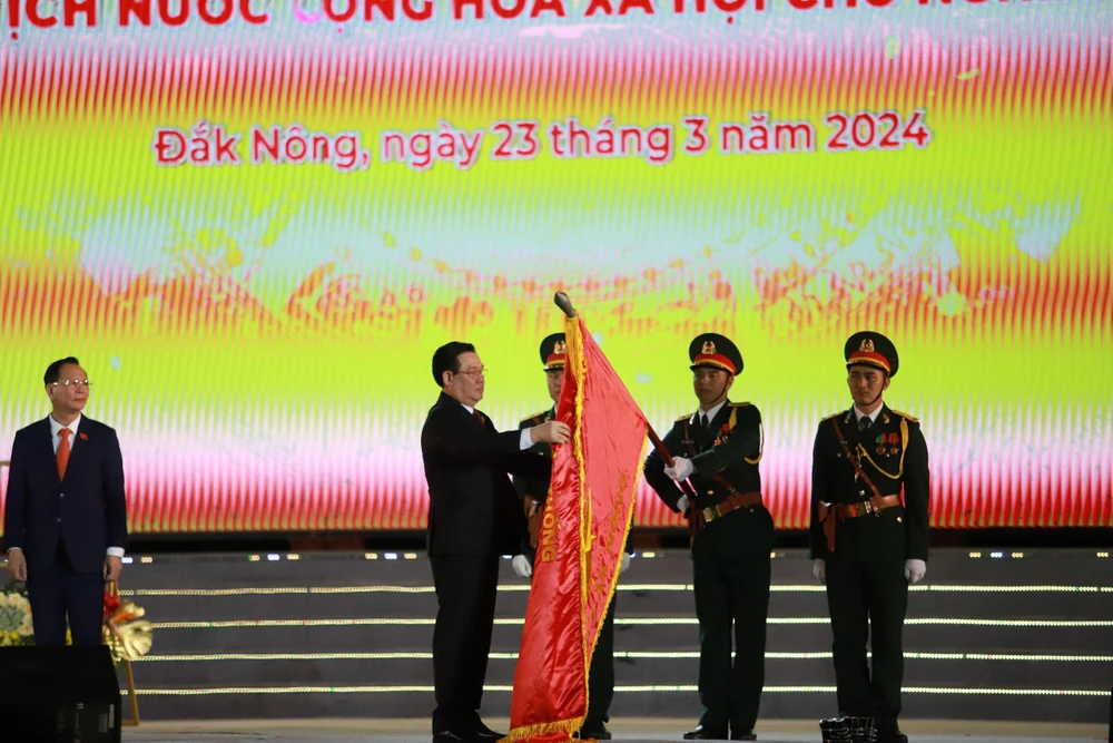 Chủ tịch Quốc hội Vương Đình Huệ gắn Huân chương Độc lập hạng Nhất lên cờ truyền thống của Đảng bộ, chính quyền và nhân dân tỉnh Đắk Nông z5278260625436_677008f8bff7b0684e1b5bebcb09ef23.jpg