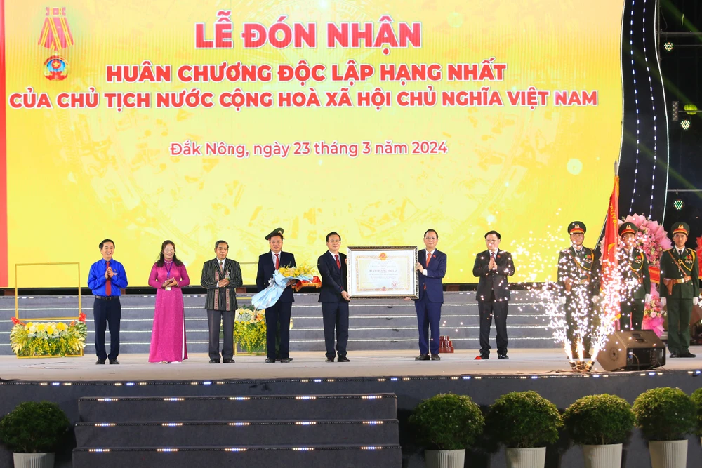 Thay mặt lãnh đạo Đảng, Nhà nước, Chủ tịch Quốc hội Vương Đình Huệ trao tặng Huân chương Độc lập hạng Nhất cho tỉnh Đắk Nông z5278295306139_e10f44d48c1ddcf281560b422e616677.jpg