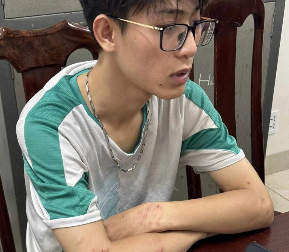 Đối tượng Vũ tại cơ quan công an 449189643_427545733585869_2675697709686769245_n.jpg